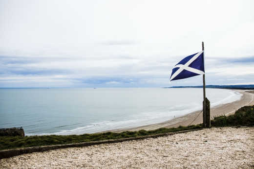 Schottische Flagge auf dem Meereshintergrund. Strand von St. Cyrus, Schottland