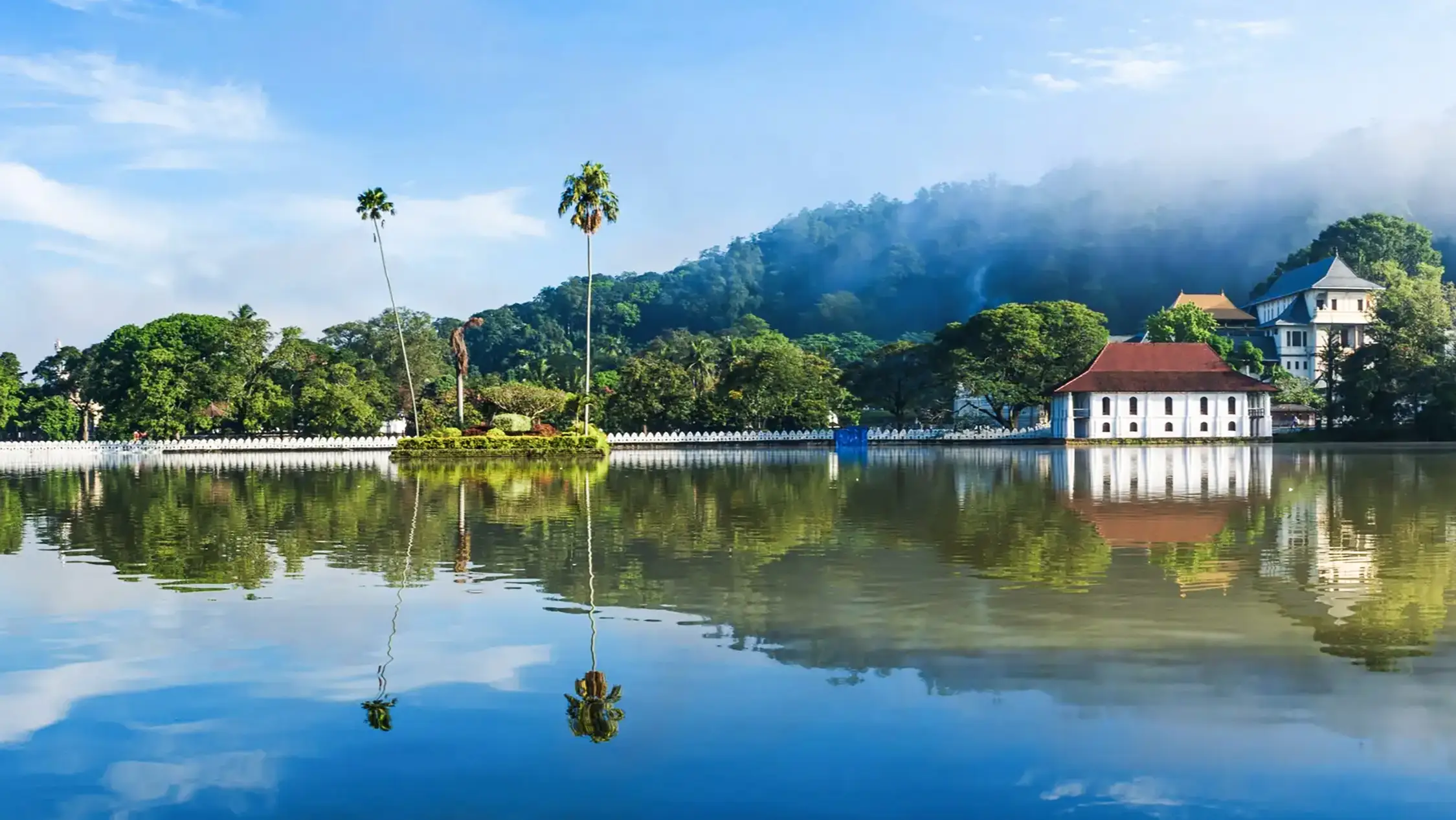 See mit Insel und Tempel, grüne Hügel im Hintergrund. Kandy, Zentralprovinz, Sri Lanka.