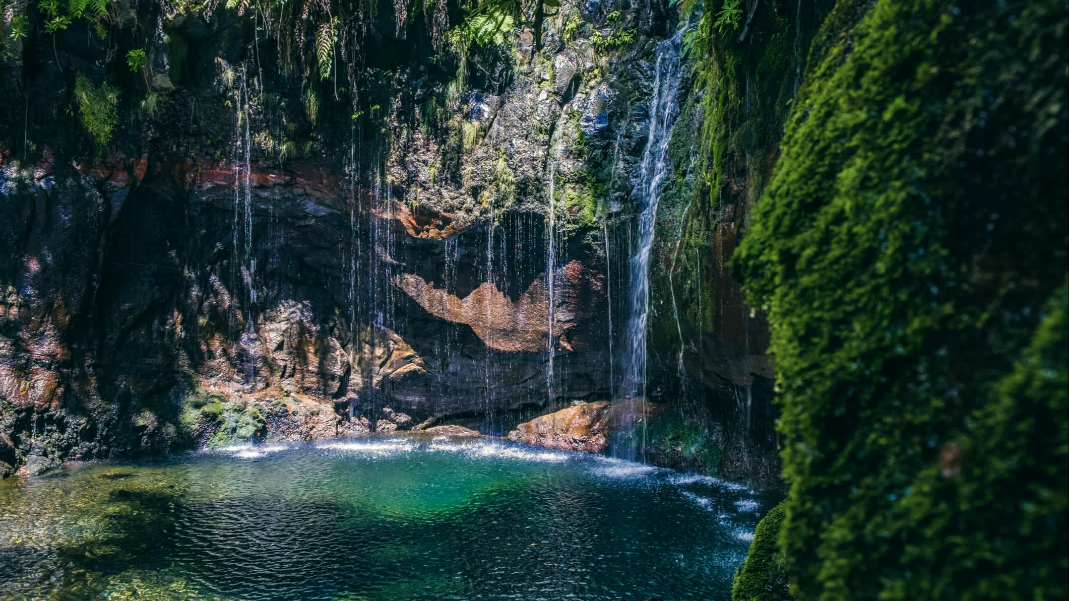 25 Fontes Wasserfälle in den Bergen in der Nähe von Rabaal und Levada do Risco Gehweg auf Madeira Insel während eines schönen Sommertages