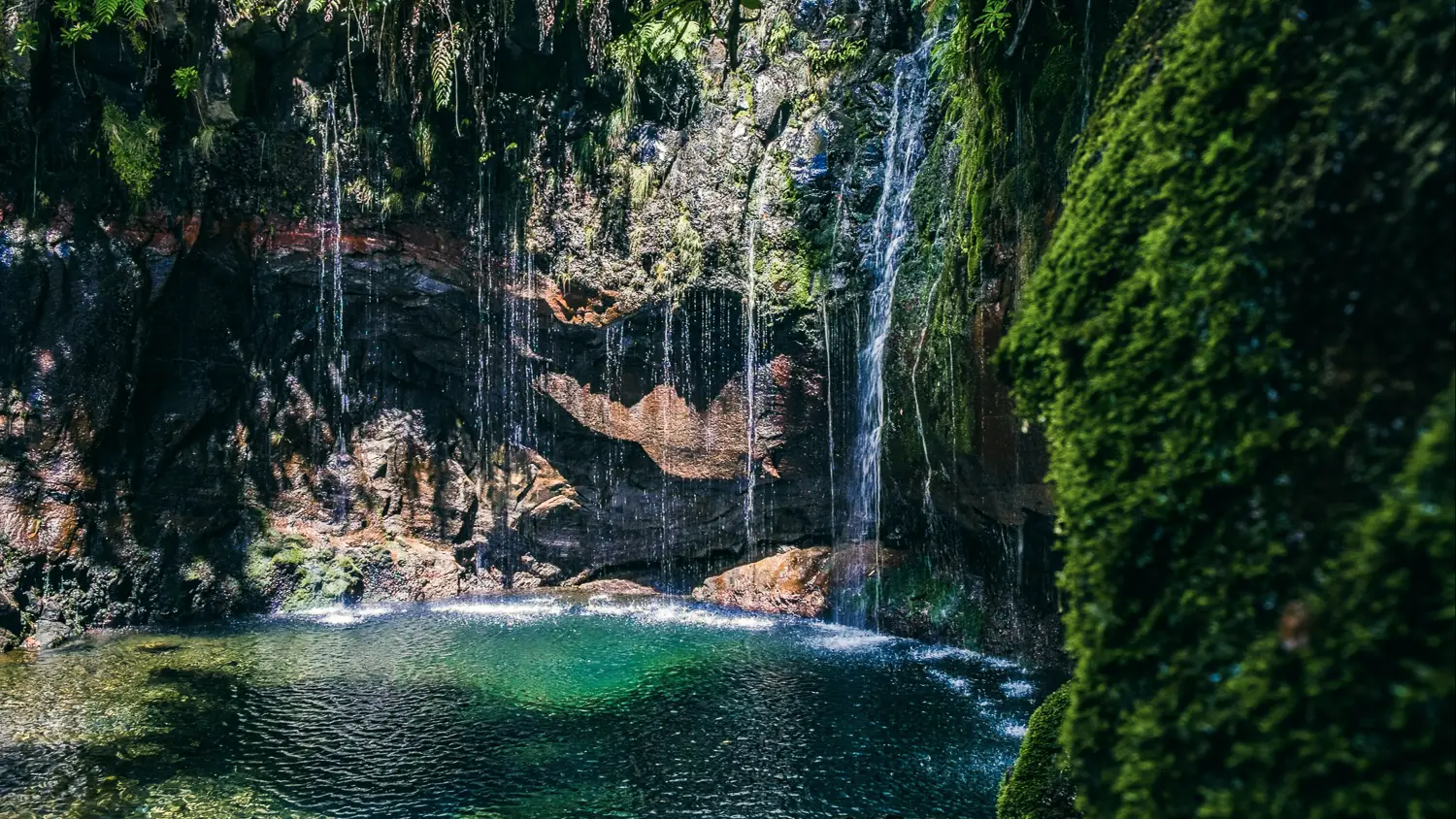 Levada das 25 Fonte, Madeira, Portugal 25 Fontes Wasserfälle in den Bergen in der Nähe von Rabaal und Levada do Risco Gehweg auf Madeira Insel während eines schönen Sommertages
