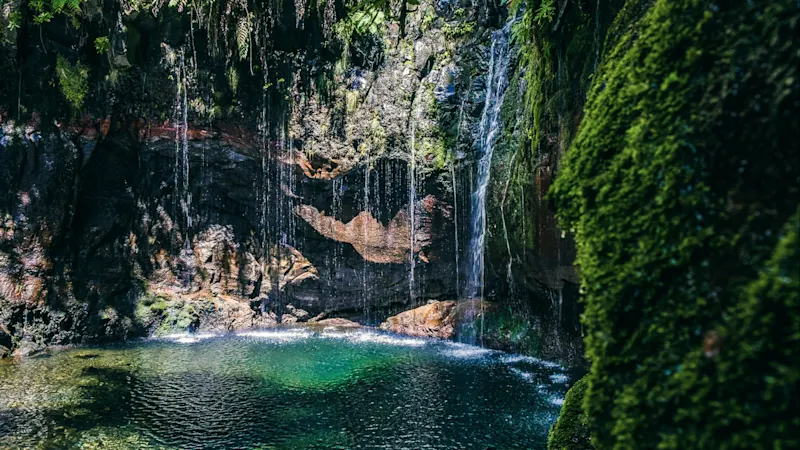 Levada das 25 Fonte, Madeira, Portugal 25 Fontes Wasserfälle in den Bergen in der Nähe von Rabaal und Levada do Risco Gehweg auf Madeira Insel während eines schönen Sommertages