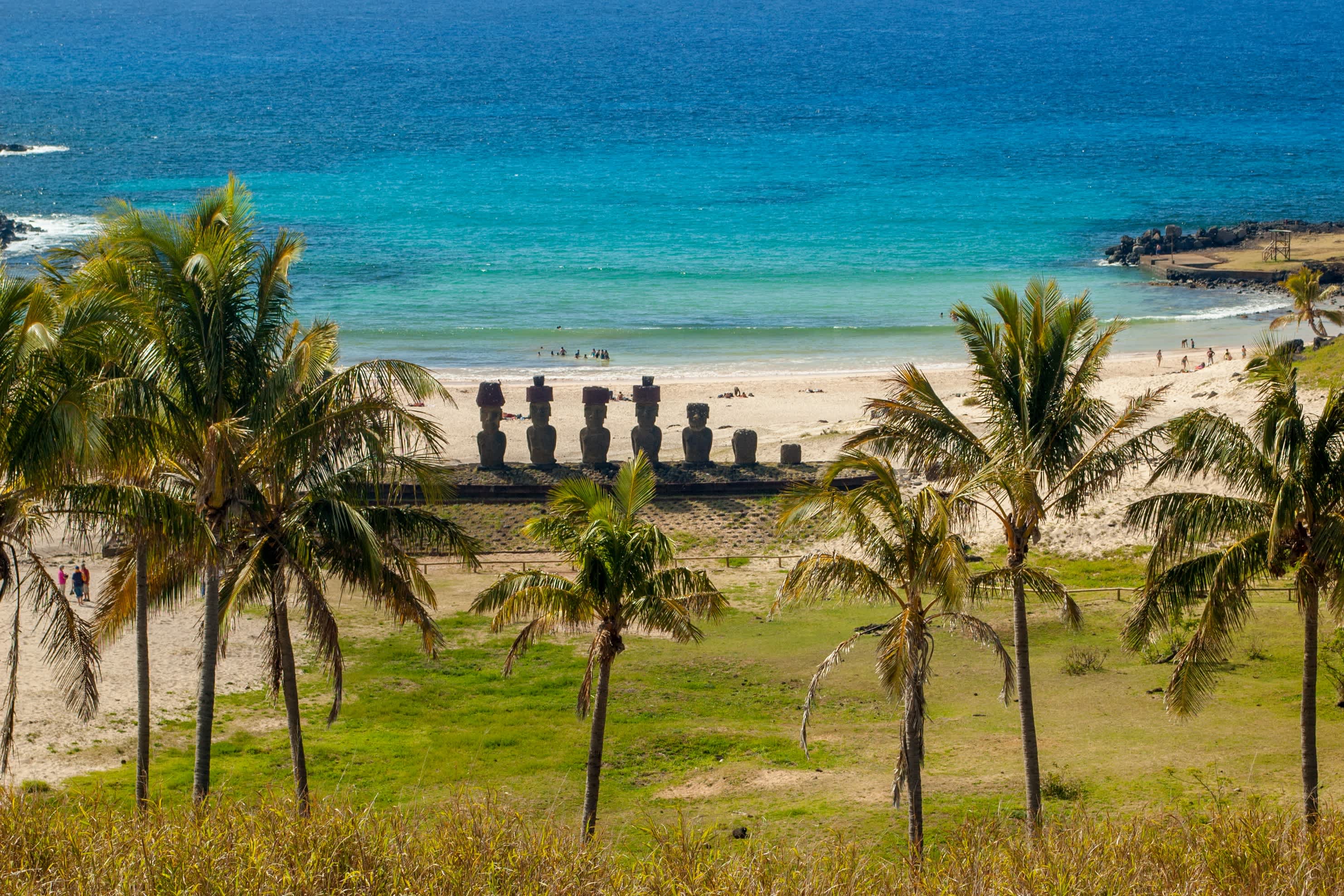 Vue d'une plage avec des statues maoï sur l'île de Pâques.
