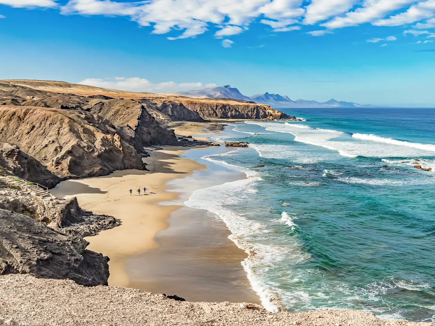 Spanien, Kanaren, Fuerteventura Surfer an der unberührten Küste Fuerteventuras.