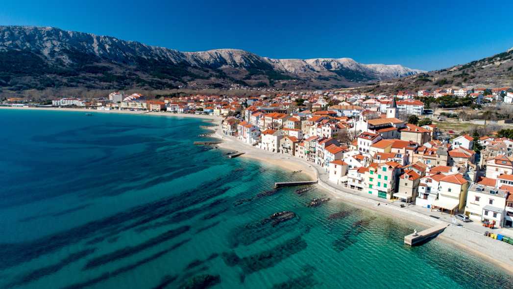 Luftaufnahme der Küstenstadt Baska, Insel Krk, Kroatien