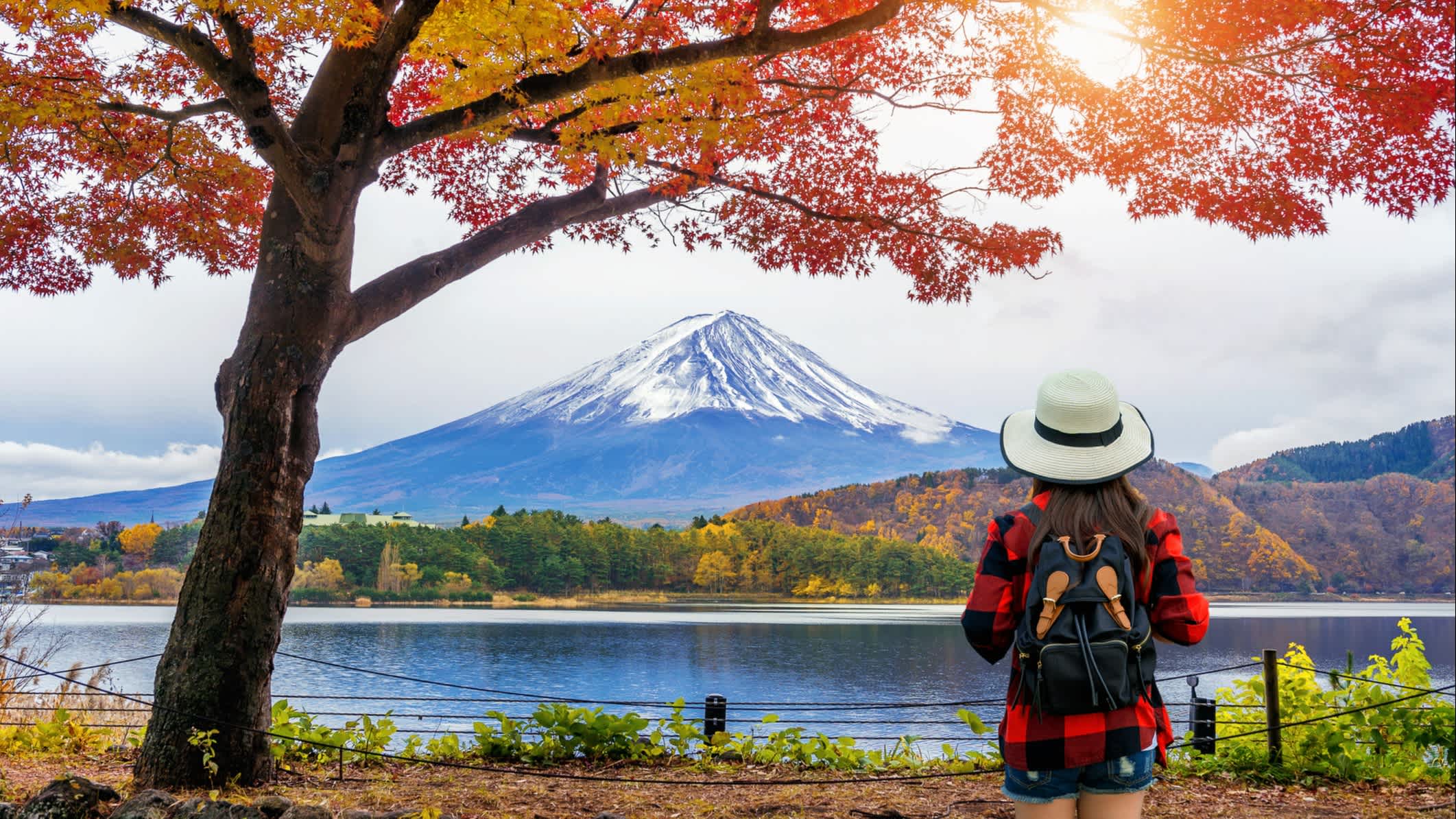 Touristin mit Rucksack vor dem Fuji Berge im Herbst, Japan.

