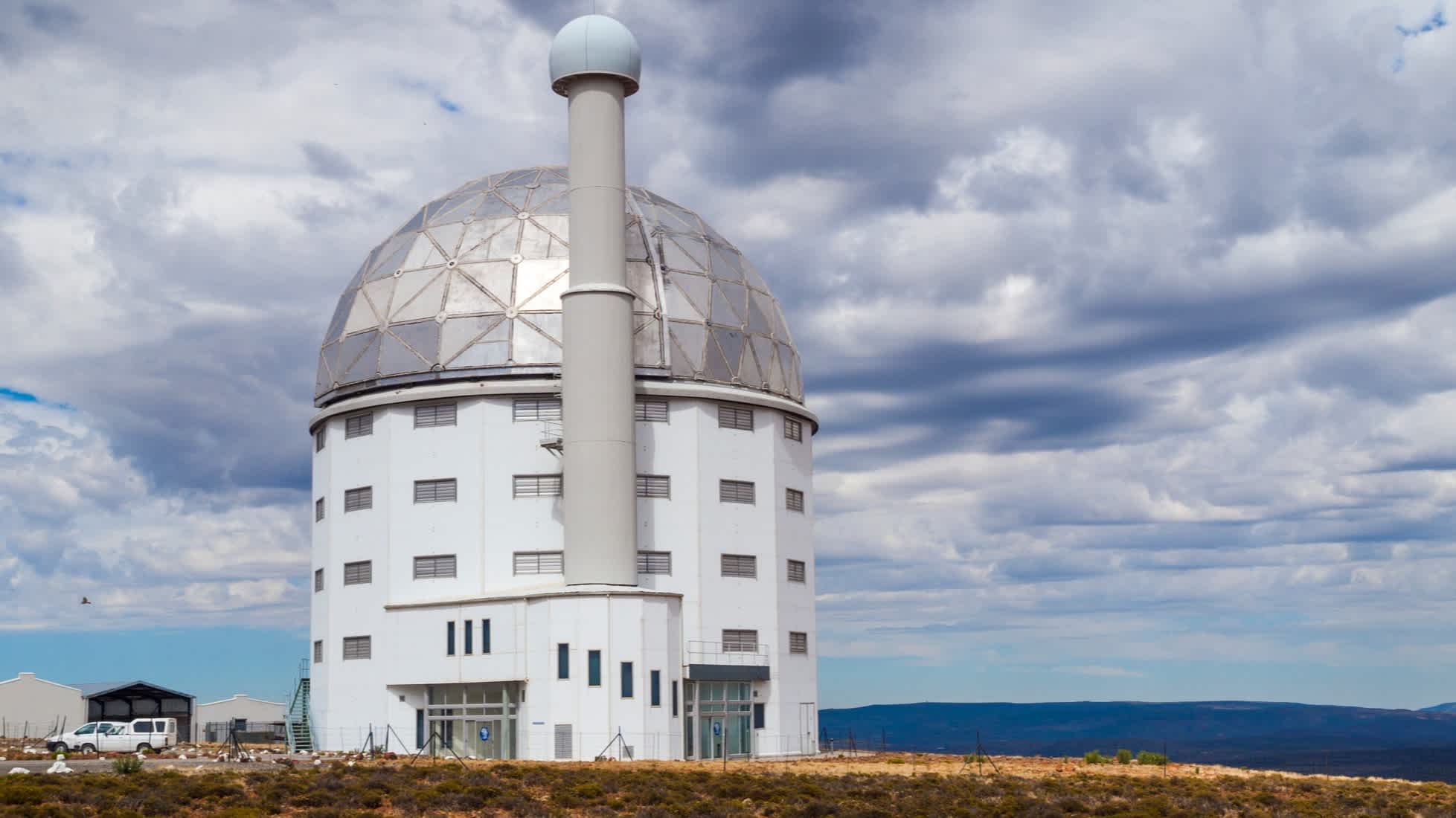 Bewölkter Himmel über das Observatorium in Sutherland in Südafrika