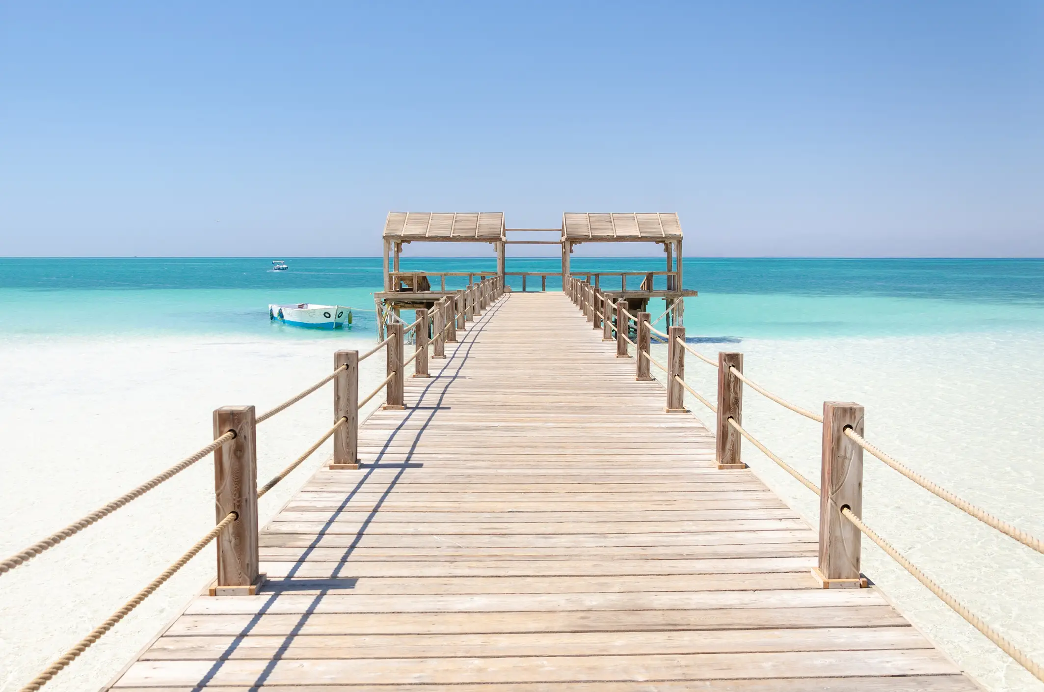 Hölzerner Pier auf der Insel Giftun, Hurghada, Rotes Meer, Ägypten. 


