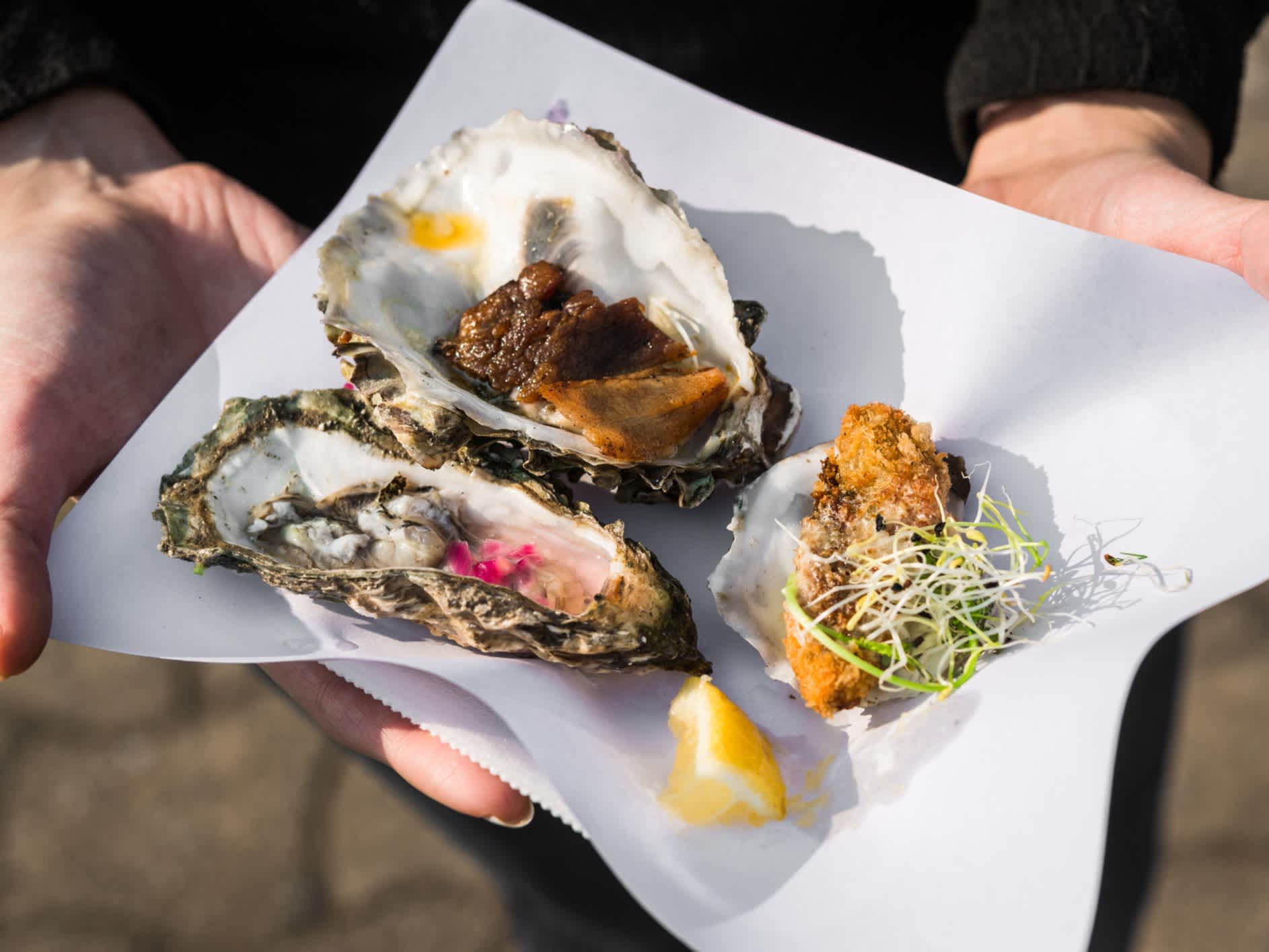 Nahaufnahme von rohen, gebratenen und geräucherten Gourmet-Austern eine street Food Markt fair Festival