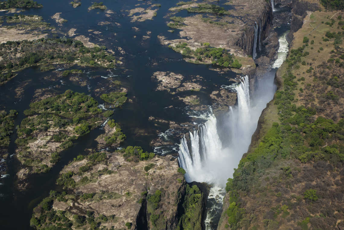 Vue aérienne sur les impressionnantes chutes Victoria localisée en Zambie et à proximité du Zimbabwe en Afrique