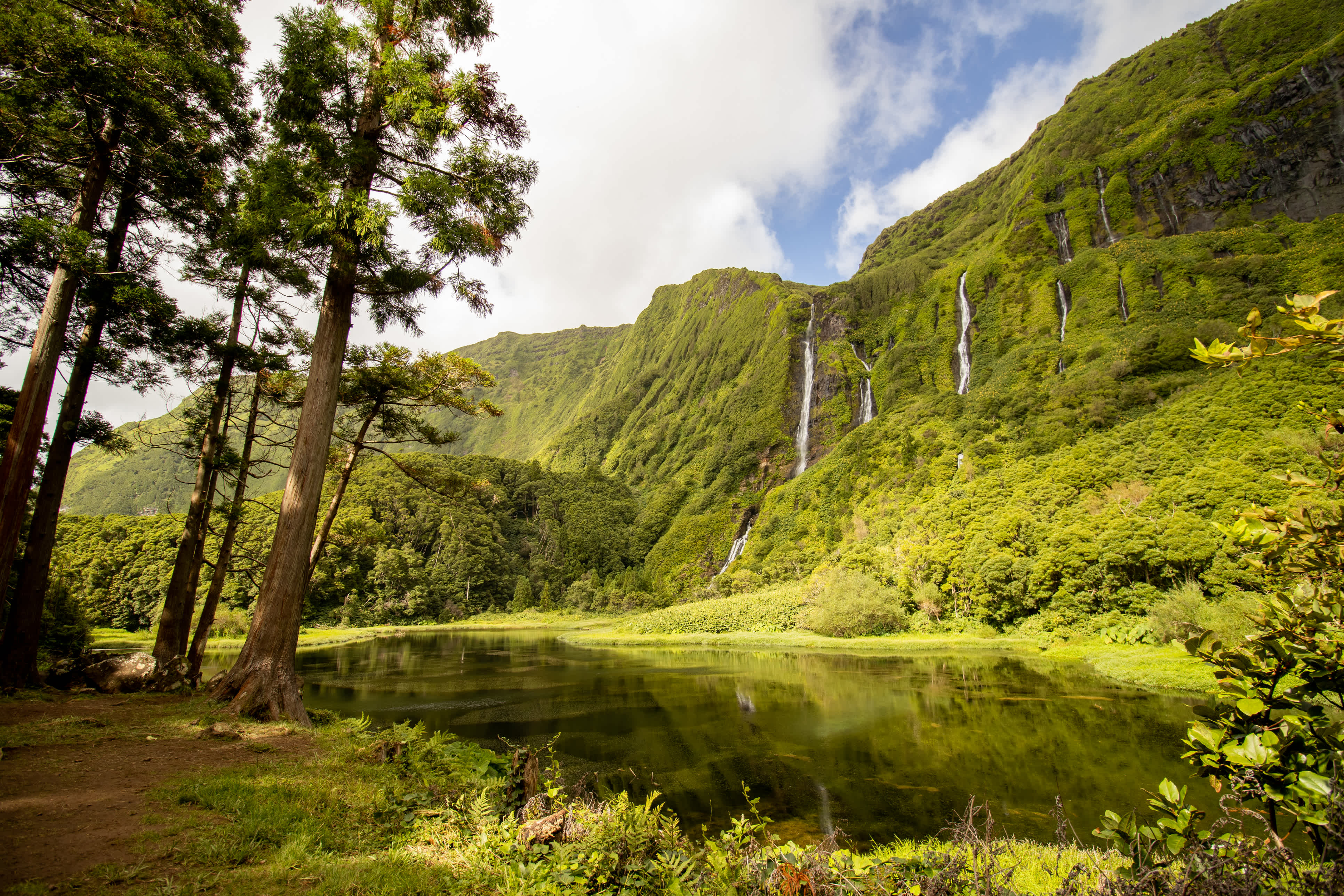 Erstaunliche Wasserfälle, See mit Reflexion, Wasser, grüne Landschaft, Azoreninseln. 