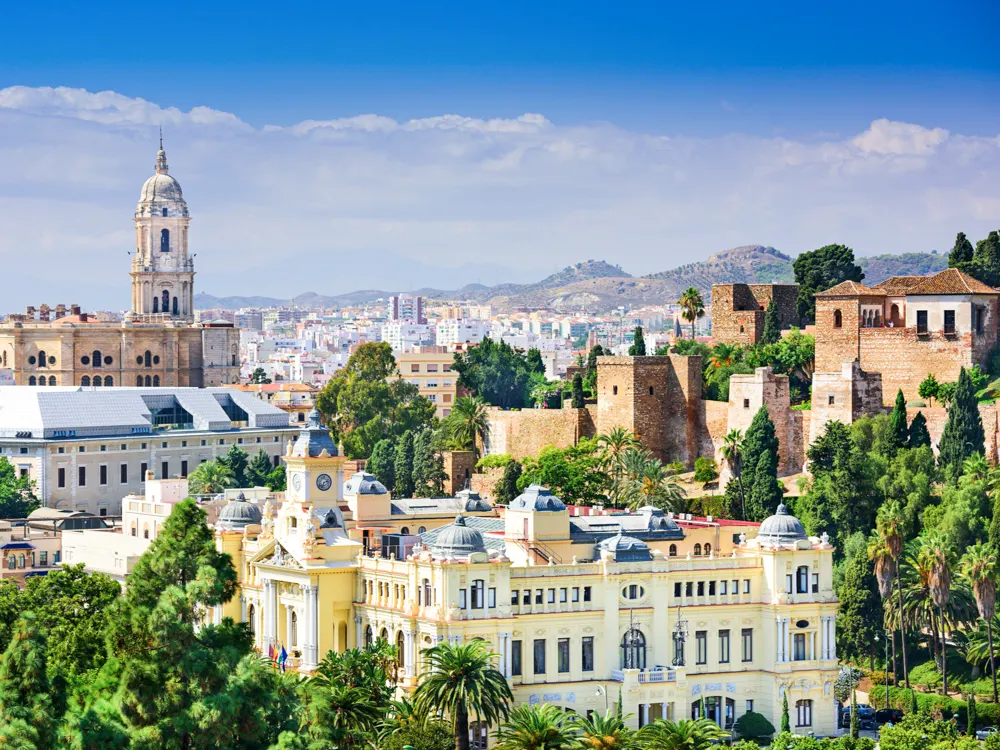 Malaga, Spanien Stadtbild an der Kathedrale, dem Rathaus und der Alcazaba-Zitadelle von Málaga.

