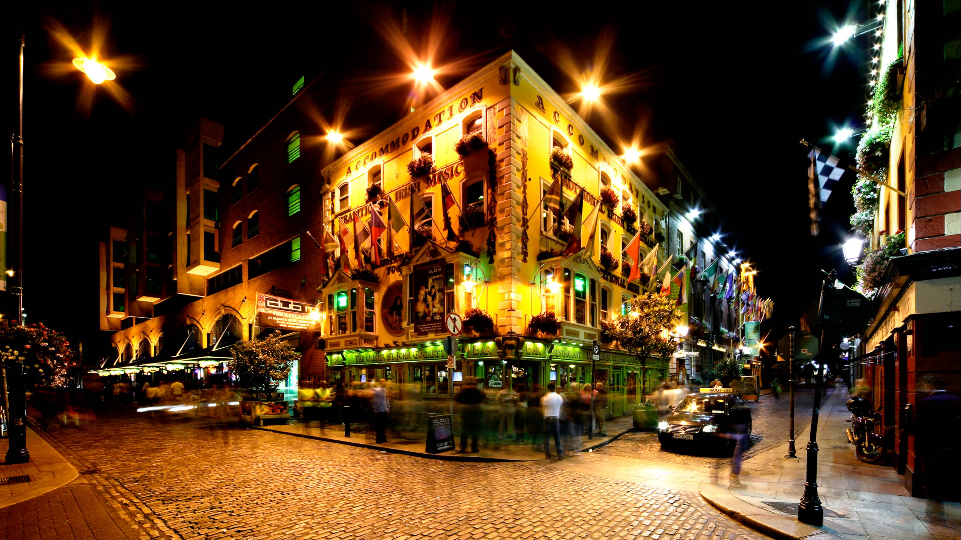 Blick bei Nacht von Temple Bar Street in Dublin, Irland