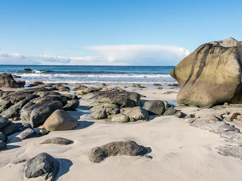 Bremanger, Norwegen Der Bremanger in Norwegen ist bekannt für seine atemberaubenden Fjorde und malerischen Küstenlandschaften, perfekt für Naturfreunde und Wanderer