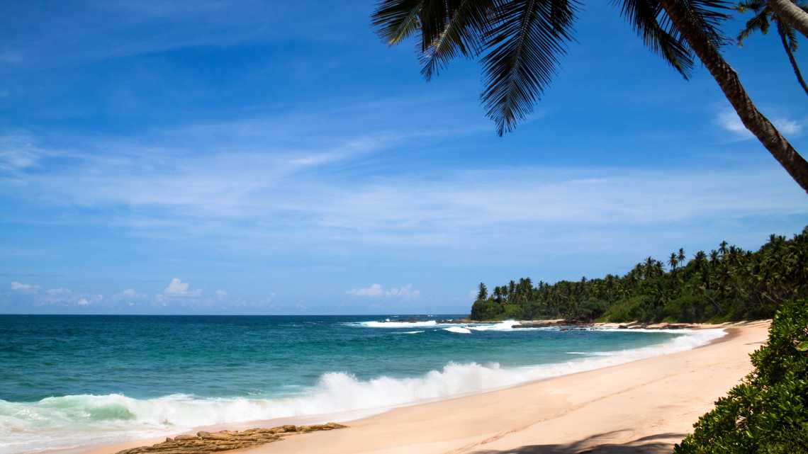 Türkisfarbenes Meer am Strand von Tangalle an der Südküste von Sri Lanka