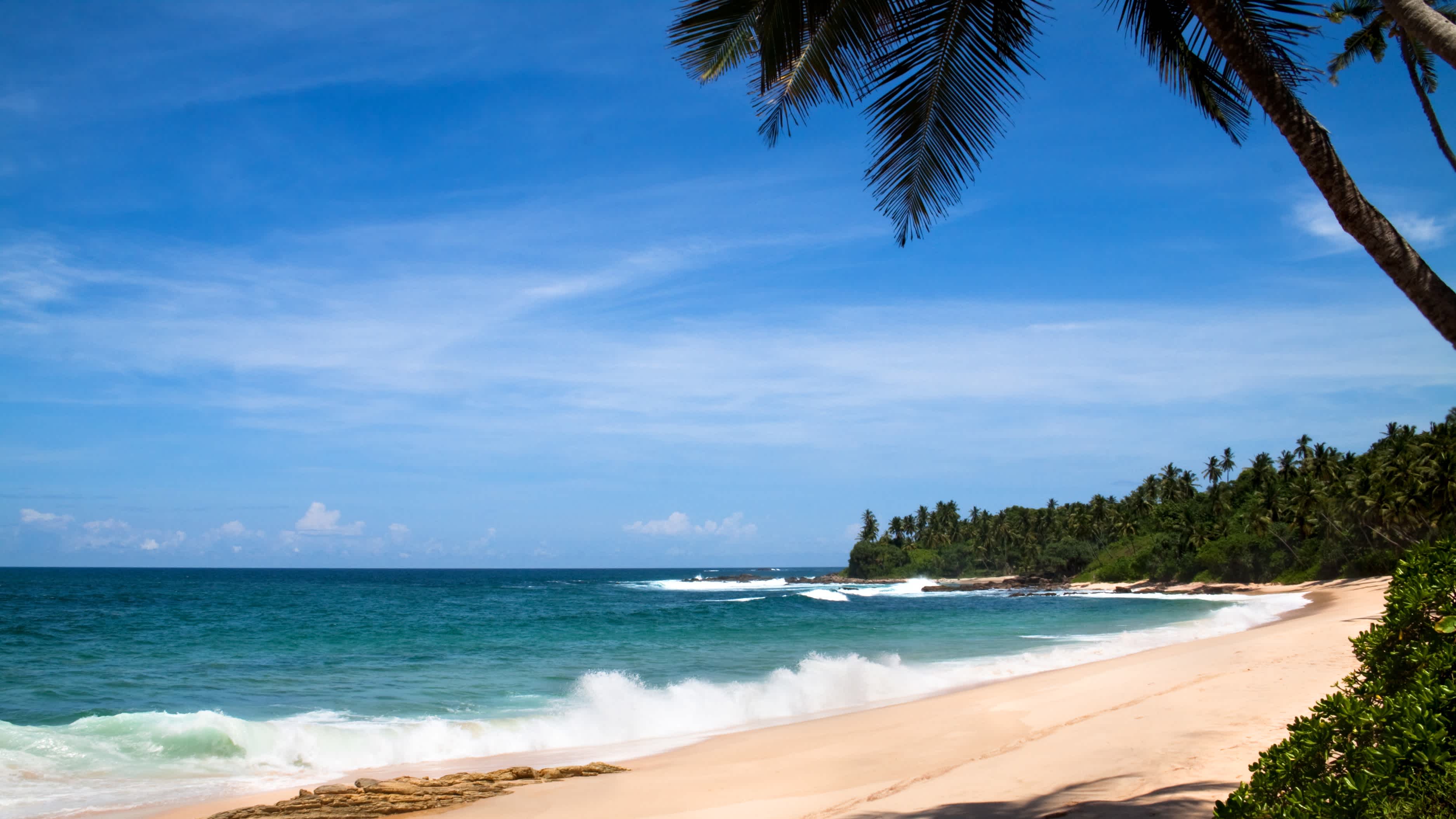 Mer turquoise sur la plage de Tangalle, sur la côte sud du Sri Lanka