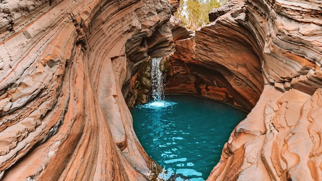 Wasserfall in einer natürlichen Felsformation, Karijini, Western Australia, Australien.