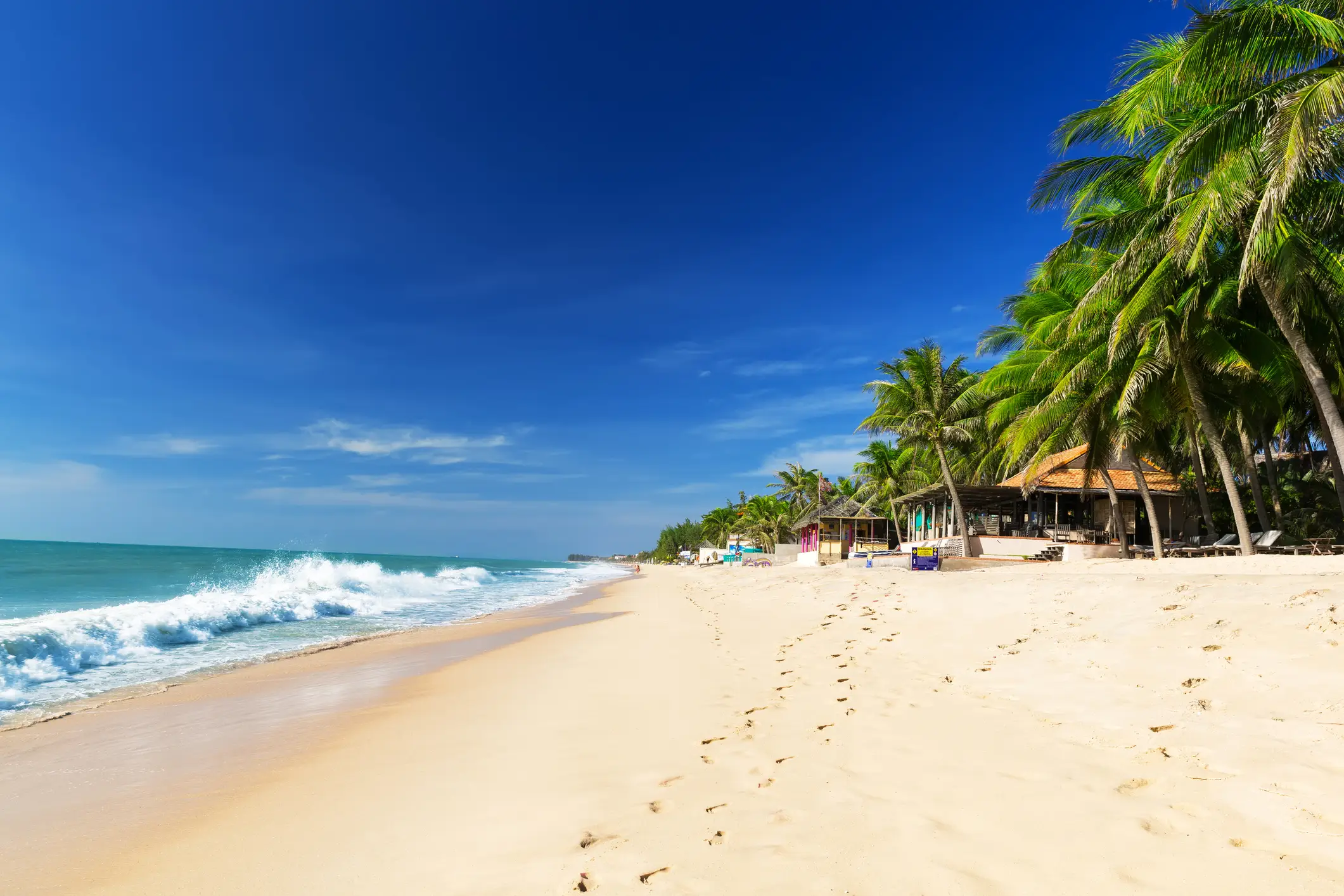 Mui Ne White Sandy Beach, Viêt Nam Belle plage avec ciel bleu au Vietnam
