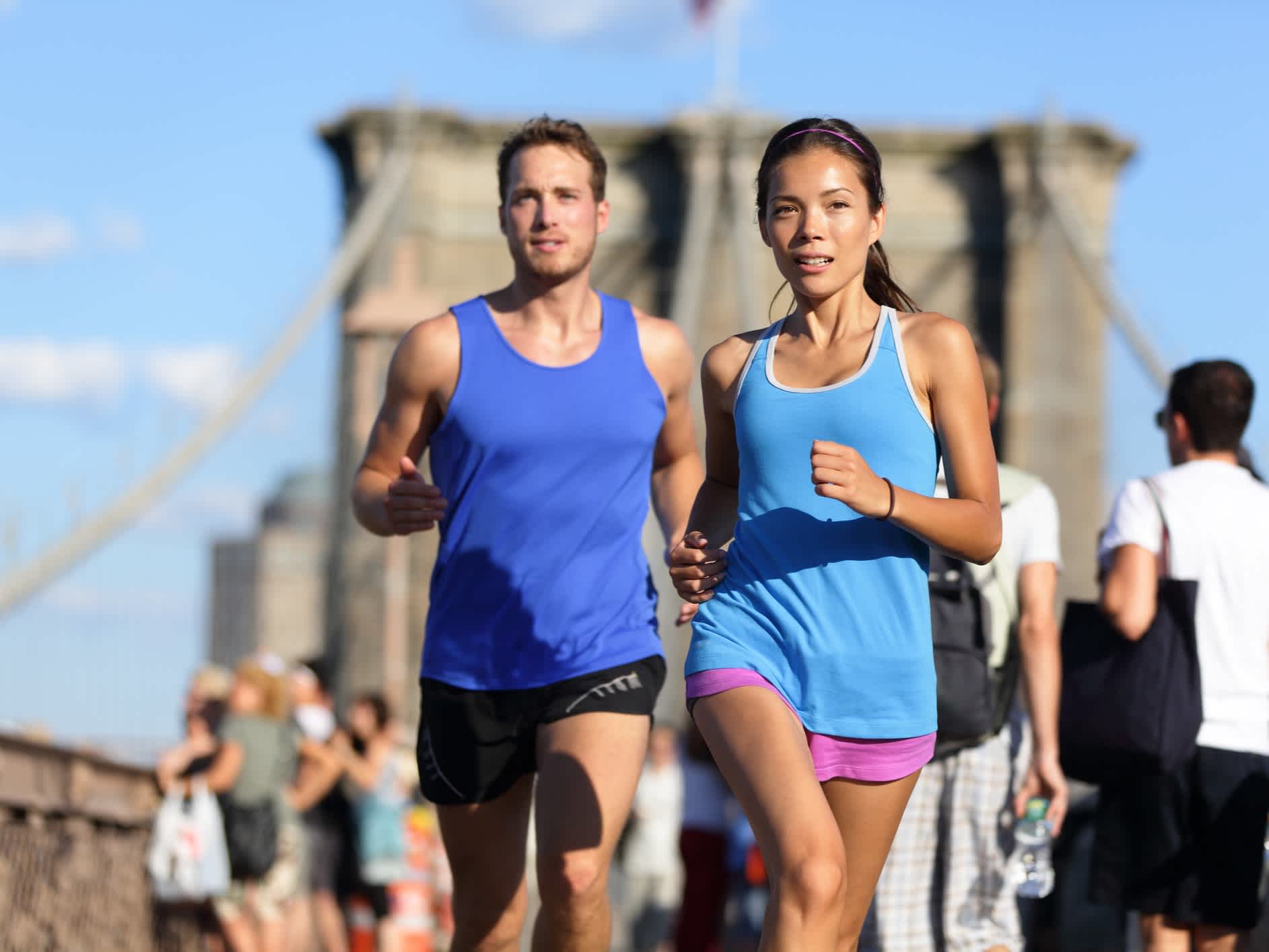 Couple de coureurs urbains faisant leur jogging sur le Brooklyn Bridge à New York, États-Unis.


