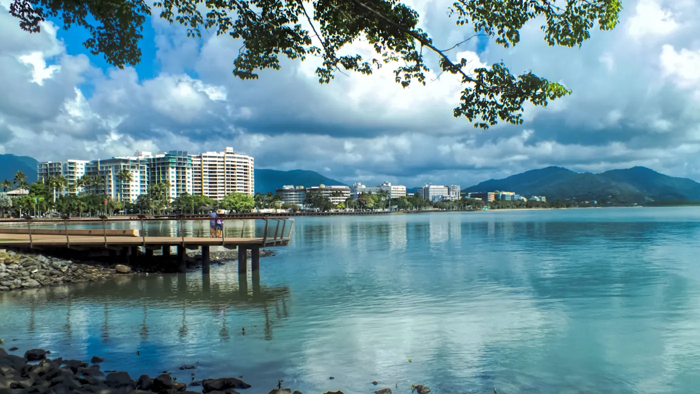 Cairns en Australie, vue sur un ponton et l'eau avec la ville en arrière-plan