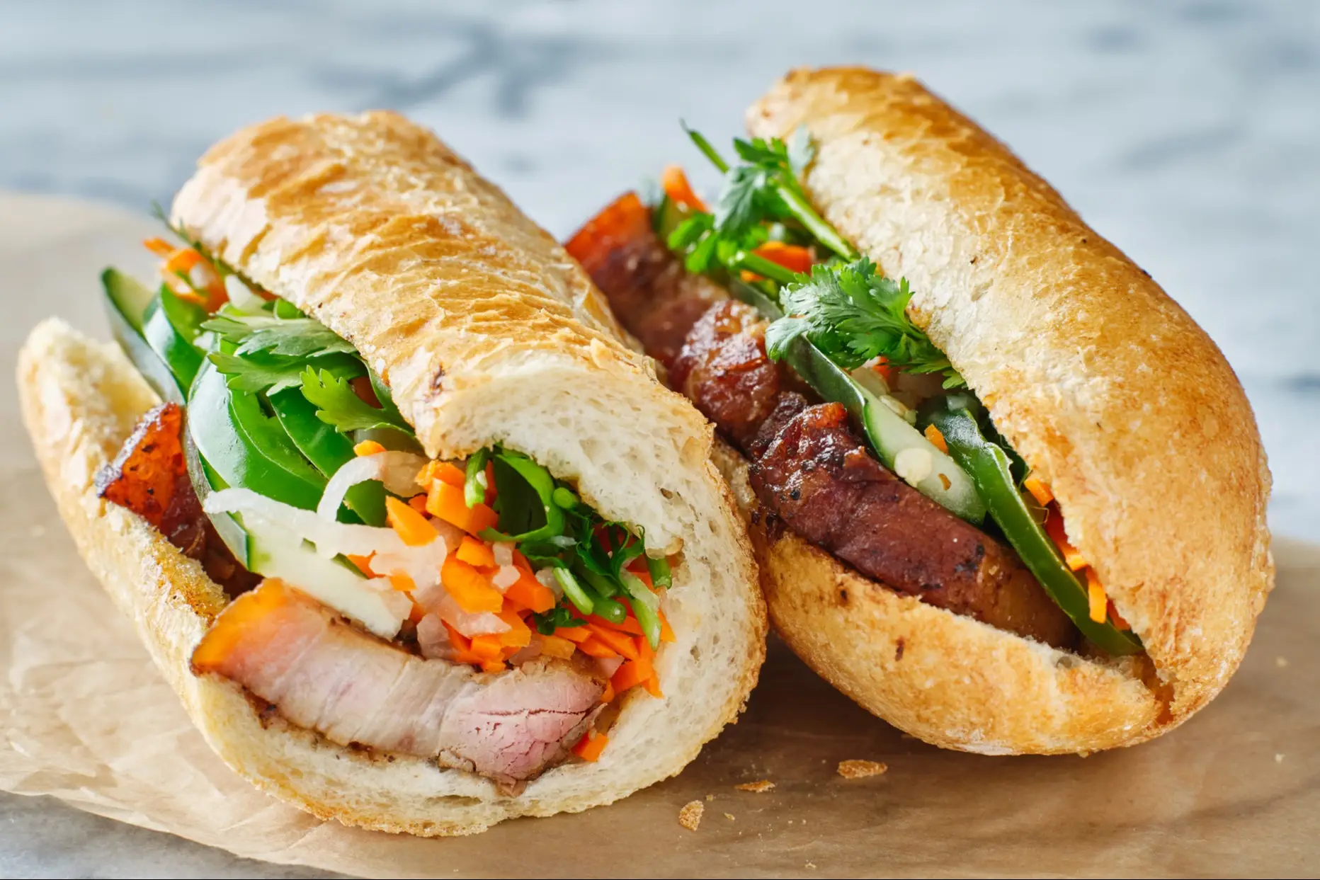 Nationalgerichte, Vietnam, Banh Mi Vietnamesische Banh-Mi-Sandwich mit Schweinebauch.