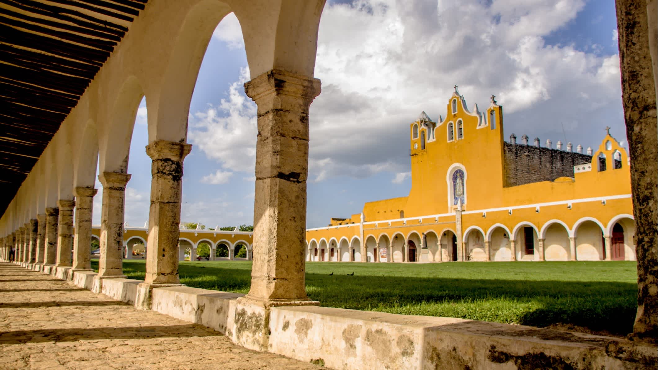Blick zum Kloster San Antonio de Padua in Izamal, Yucatan, Mexiko