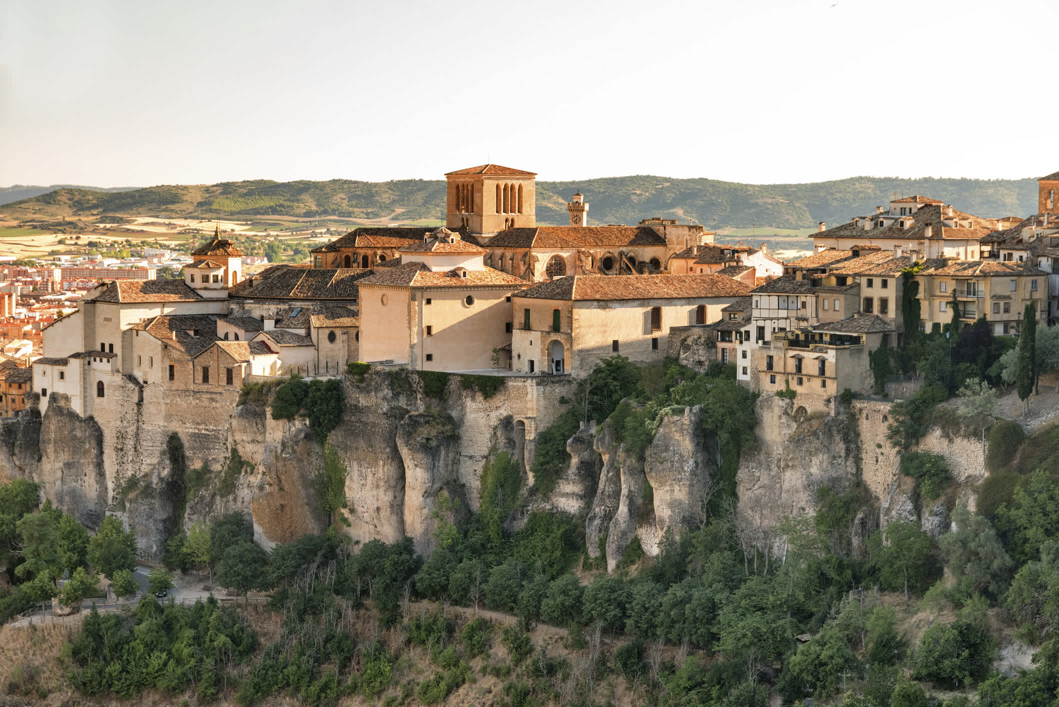 Blick auf die berühmten Casas Colgadas in Cuenca, Kastilien-La Mancha, Spanien.

