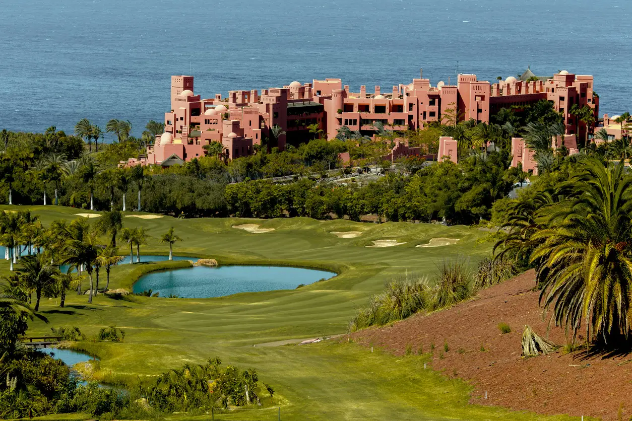 Grüne golf Feld mit blauem Wasser Landschaft