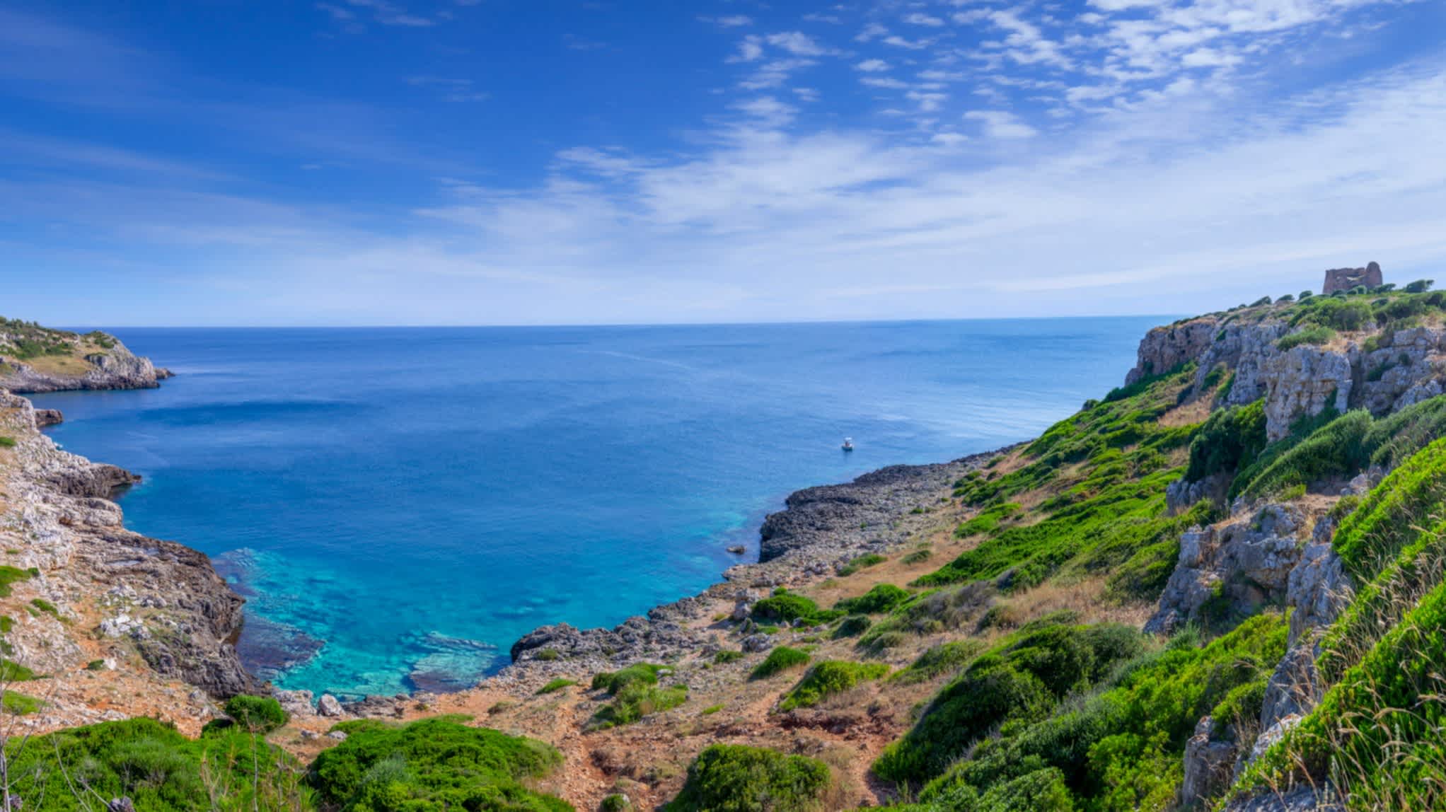 Vue panoramique sur la baie d'Uluzzo au parc régional Porto Selvaggio avec sur le fond la mer cristalline et des rochers.