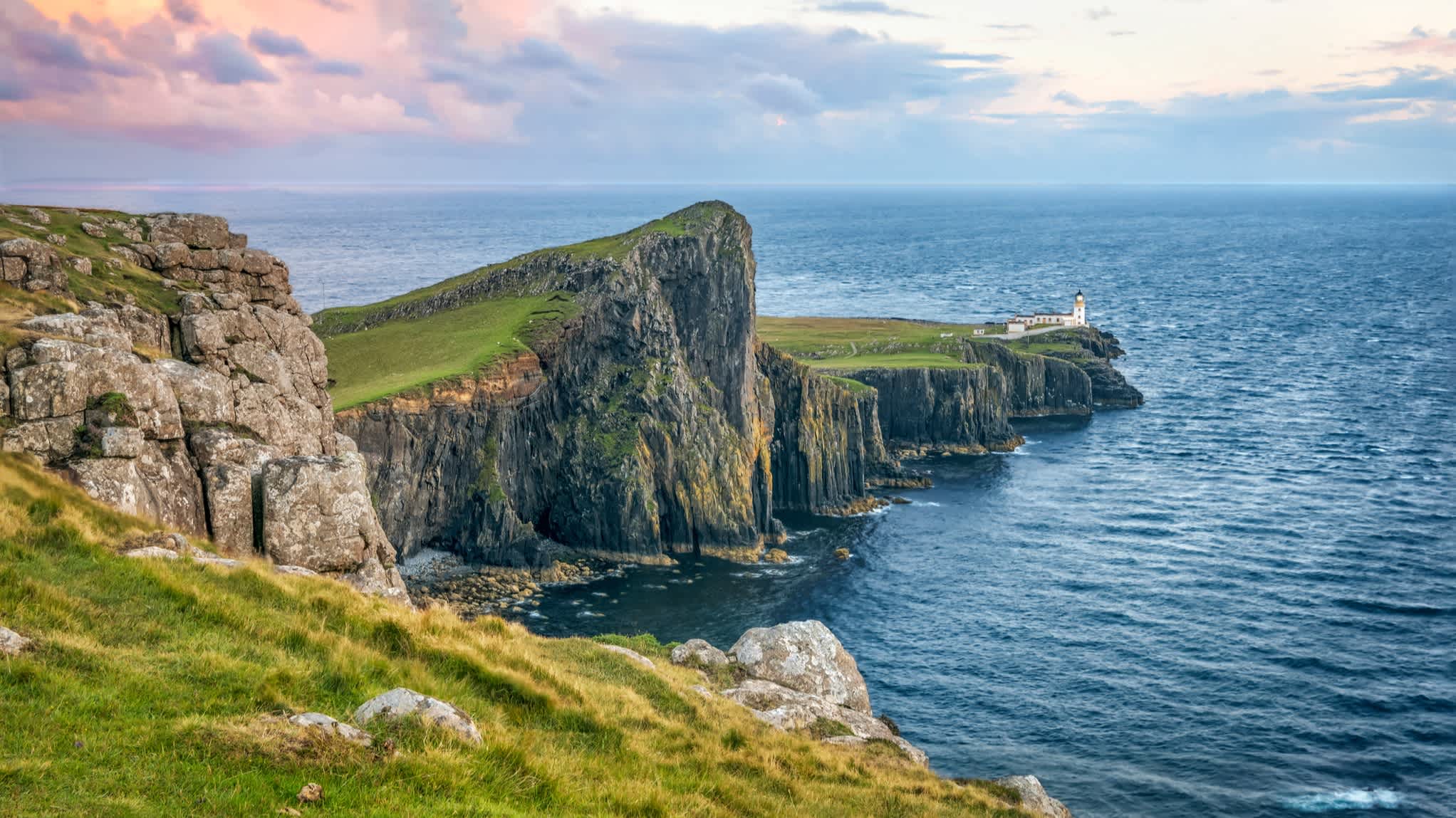 Phare de Neist Point au coucher du soleil, île de Skye, Écosse.
