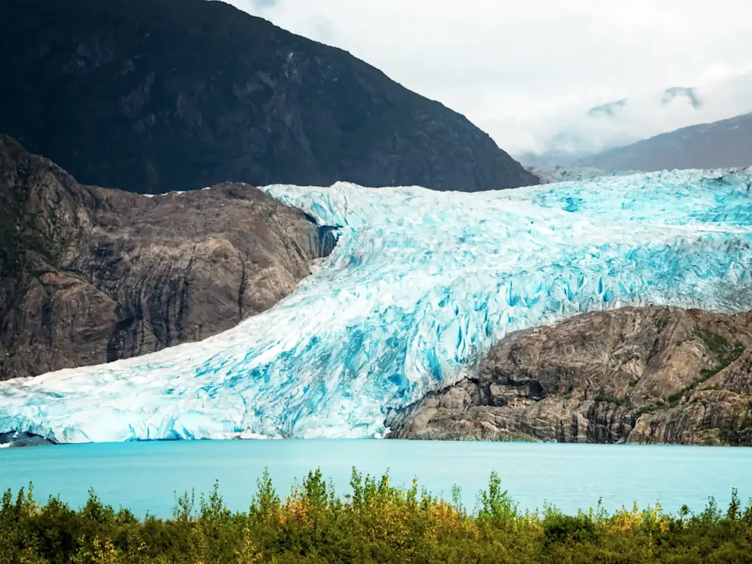 Nahaufnahme des beeindruckenden Mendenhall-Gletschers mit seinem markanten blauen Eis. Juneau, Alaska, USA.