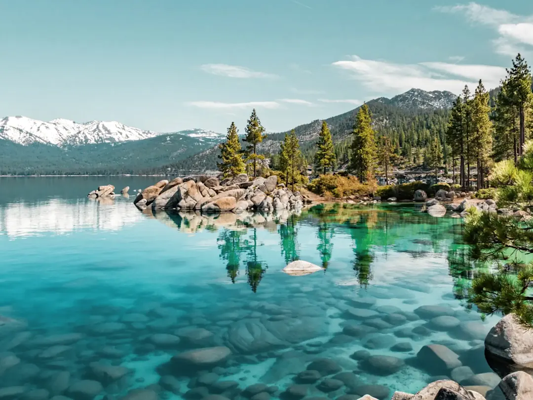 Kristallklares Wasser und malerische Berglandschaft am Lake Tahoe, Kalifornien, USA.