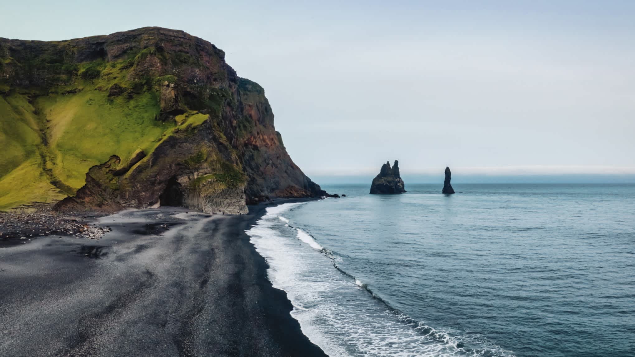 Plage de Rynisfjara Black Sand Lava Beach près de Vik i Myrdal, en Islande.