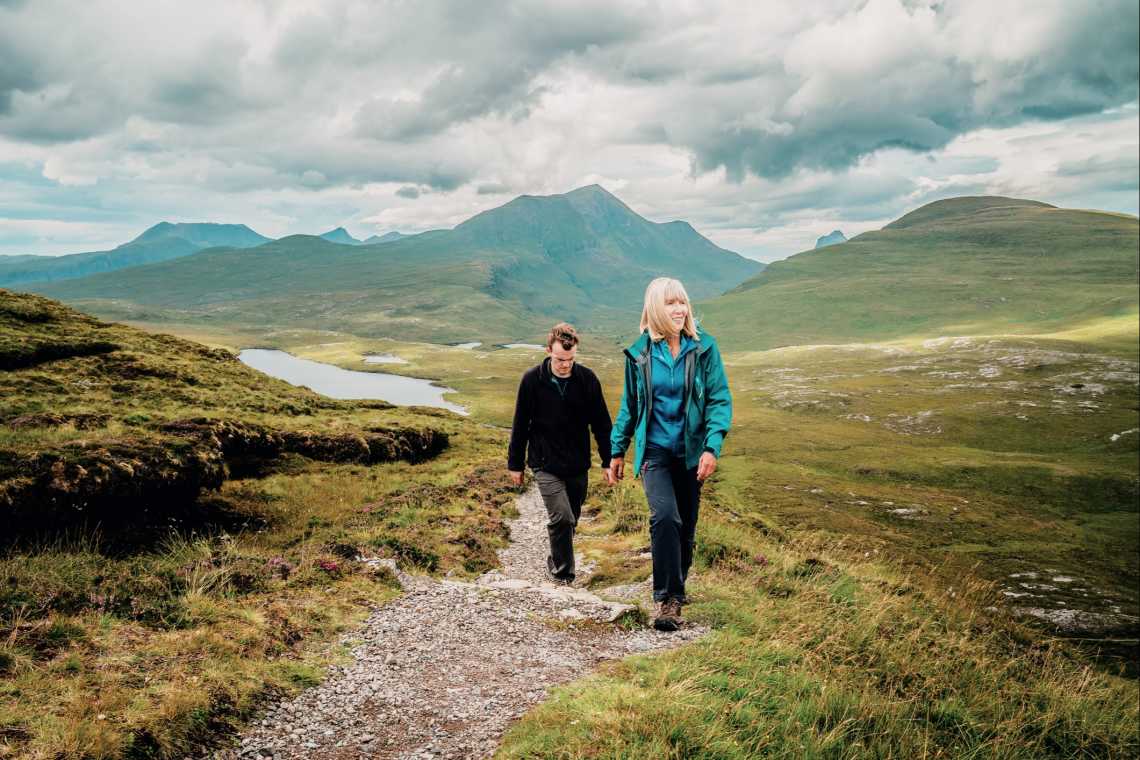 Wanderer auf dem Knockan Crag Trail in der Region Assynt in den schottischen Highlands.

