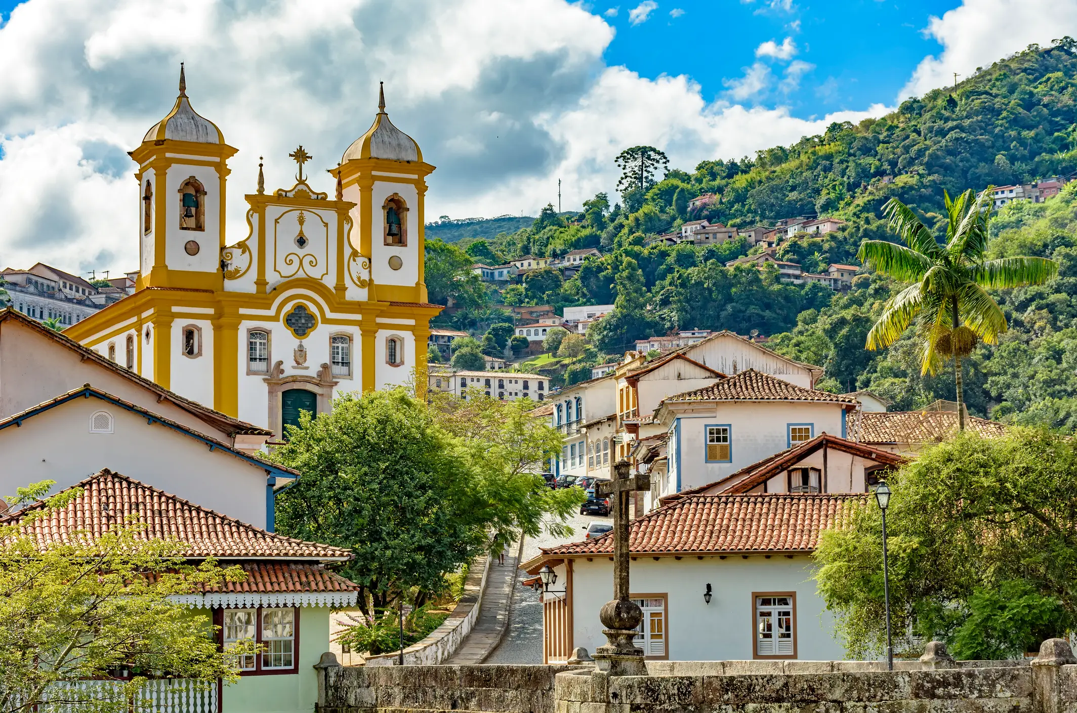 Brasilien, Ouro Preto Stadtbild der Stadt Ouro Preto mit Kirche und Hügeln, Brasilien.