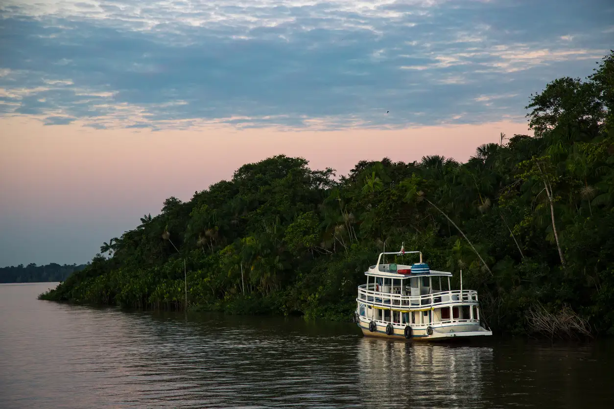 Ein Boot im Amazonasgebiet in Brasilien. 