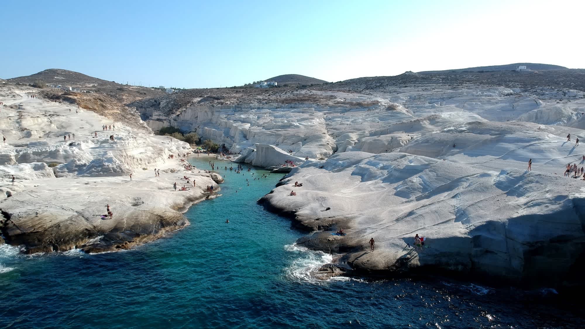 Vue aérienne de la plage de Sarakiniko à Milos, Cyclades, Grèce avec ses falaises blanches et son eau turquoise