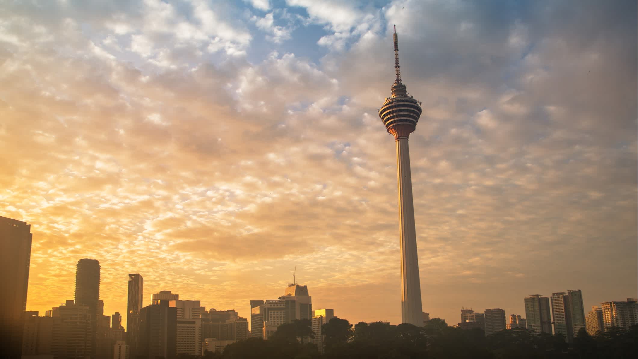 KL Tower in Kuala Lumpur bei Sonnenaufgang, Malaysia