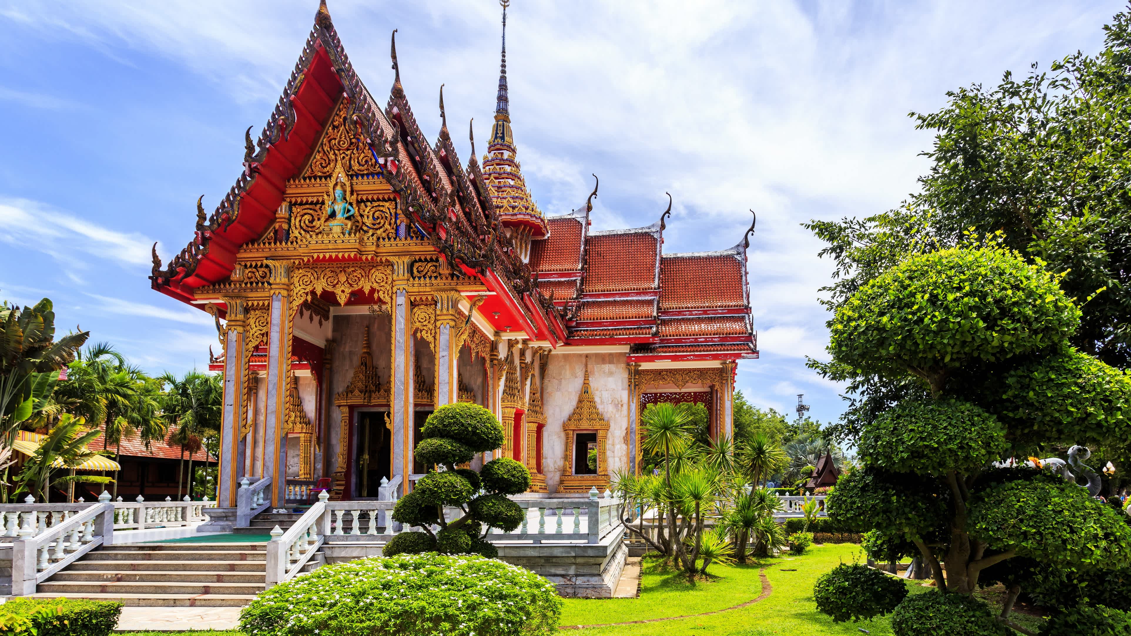 Temple de Wat Chalong entouré de verdure à Phuket, Thaïlande