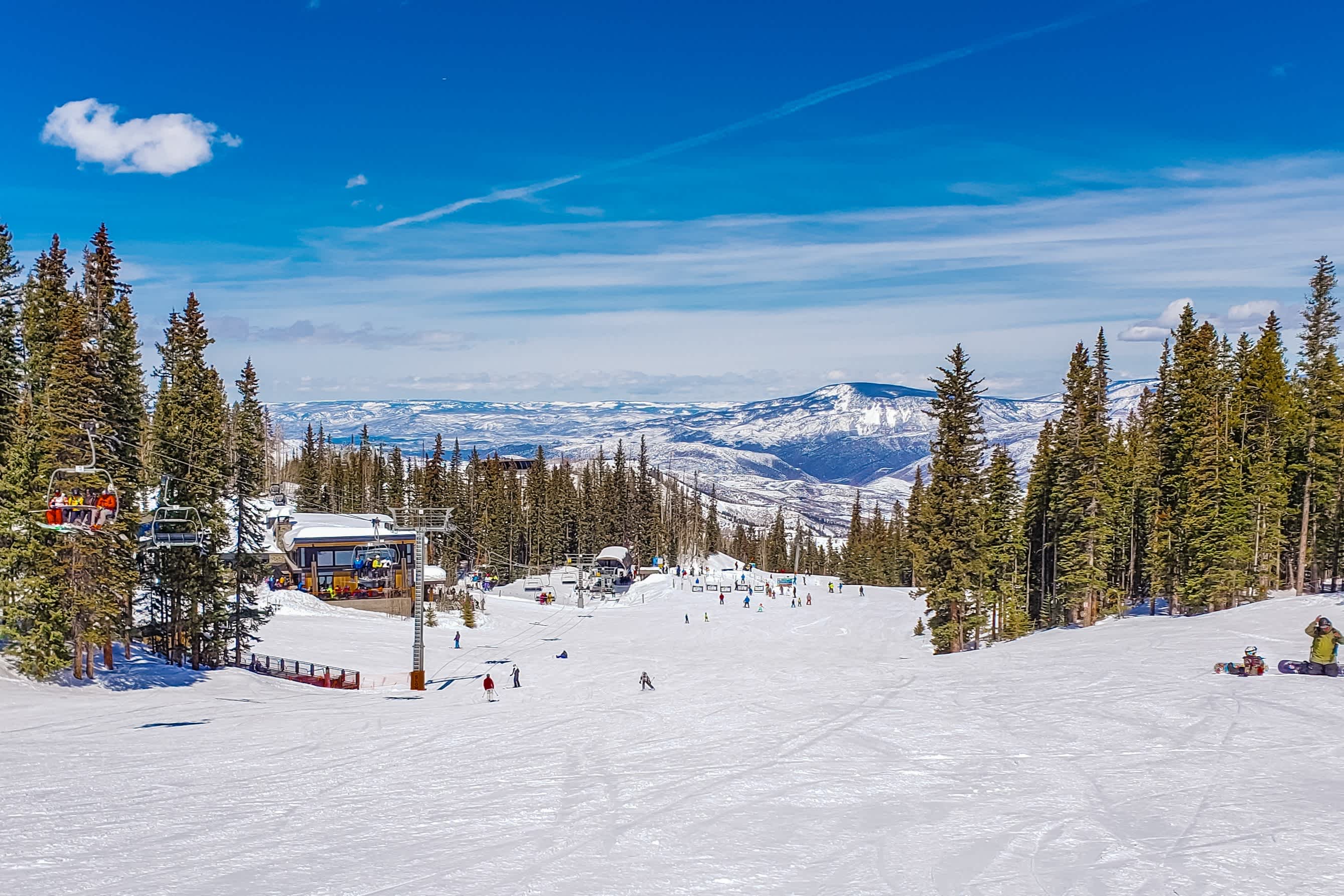 Skigebiet Colorado an schönem Wintertag