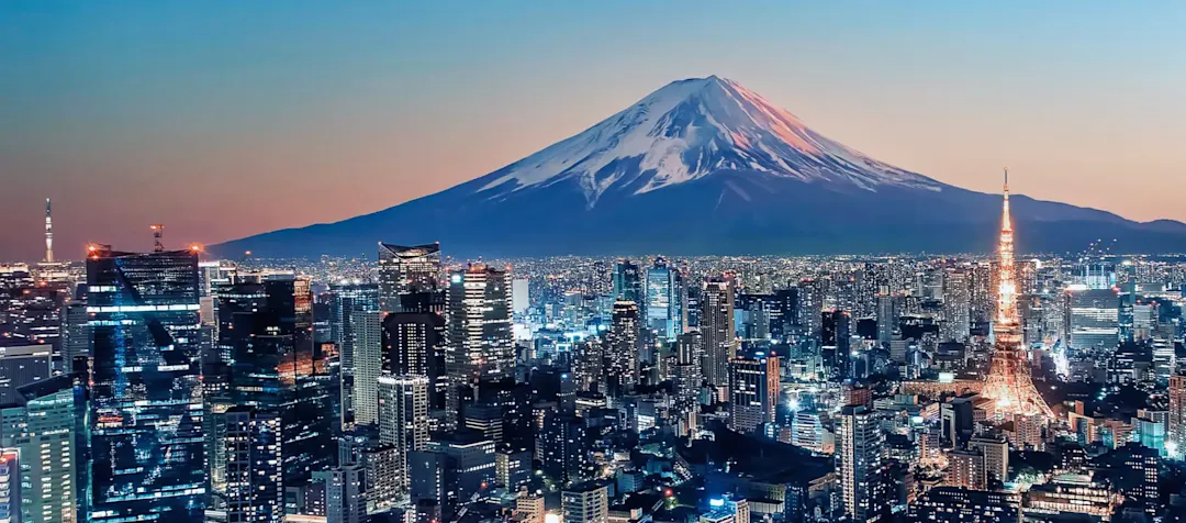 Skyline bei Nacht mit Blick auf den Fuji, Tokio, Tokio, Japan.