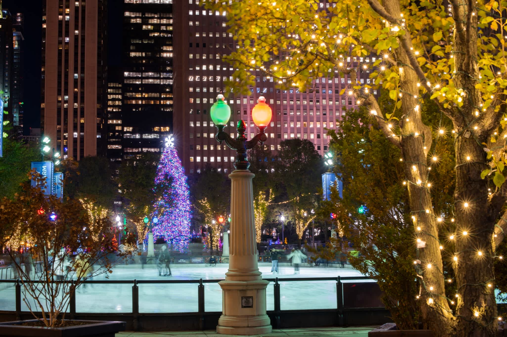 Eislaufbahn und Weihnachtsbeleuchtung in Chicago bei Dunkelheit