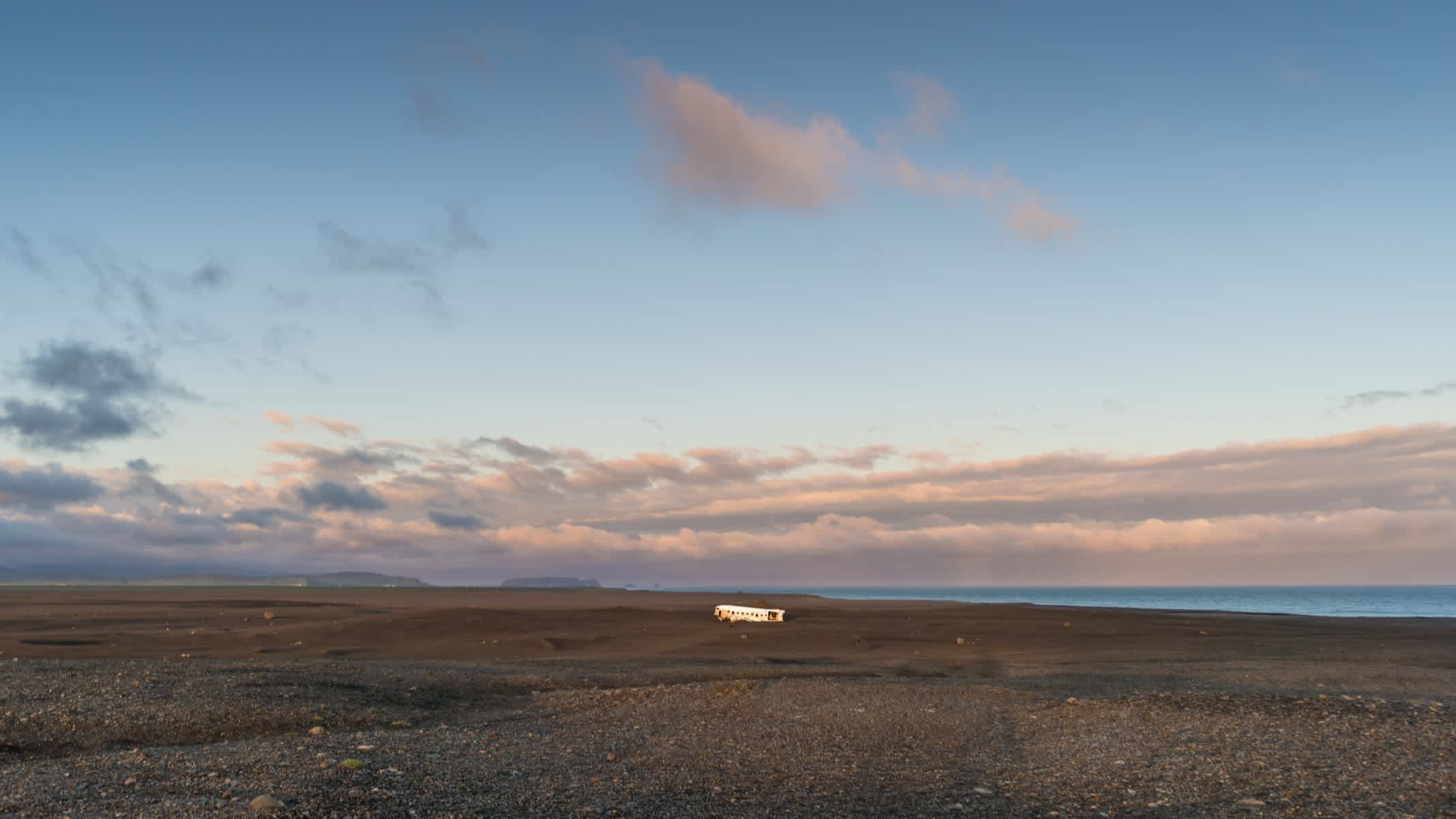Das Flugzeugwrack von Sólheimasandur an dem schwarzen Sólheimasandur-Sandstrand in Island bei Sonnendämmerung.