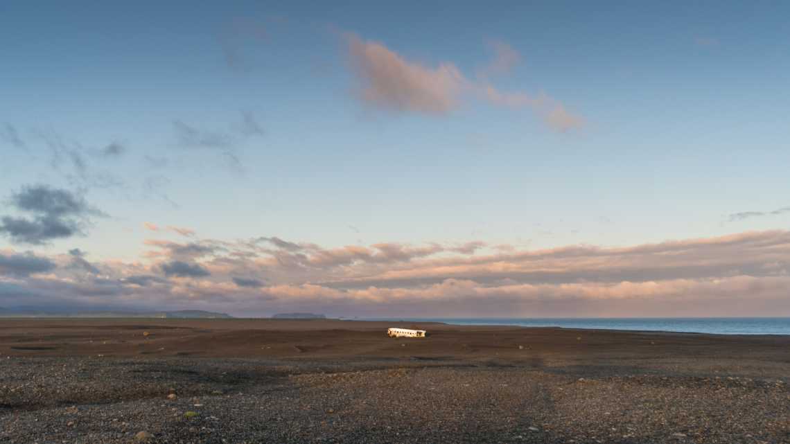 L'épave de l'avion de Sólheimasandur sur une plage de sable noir en Islande.