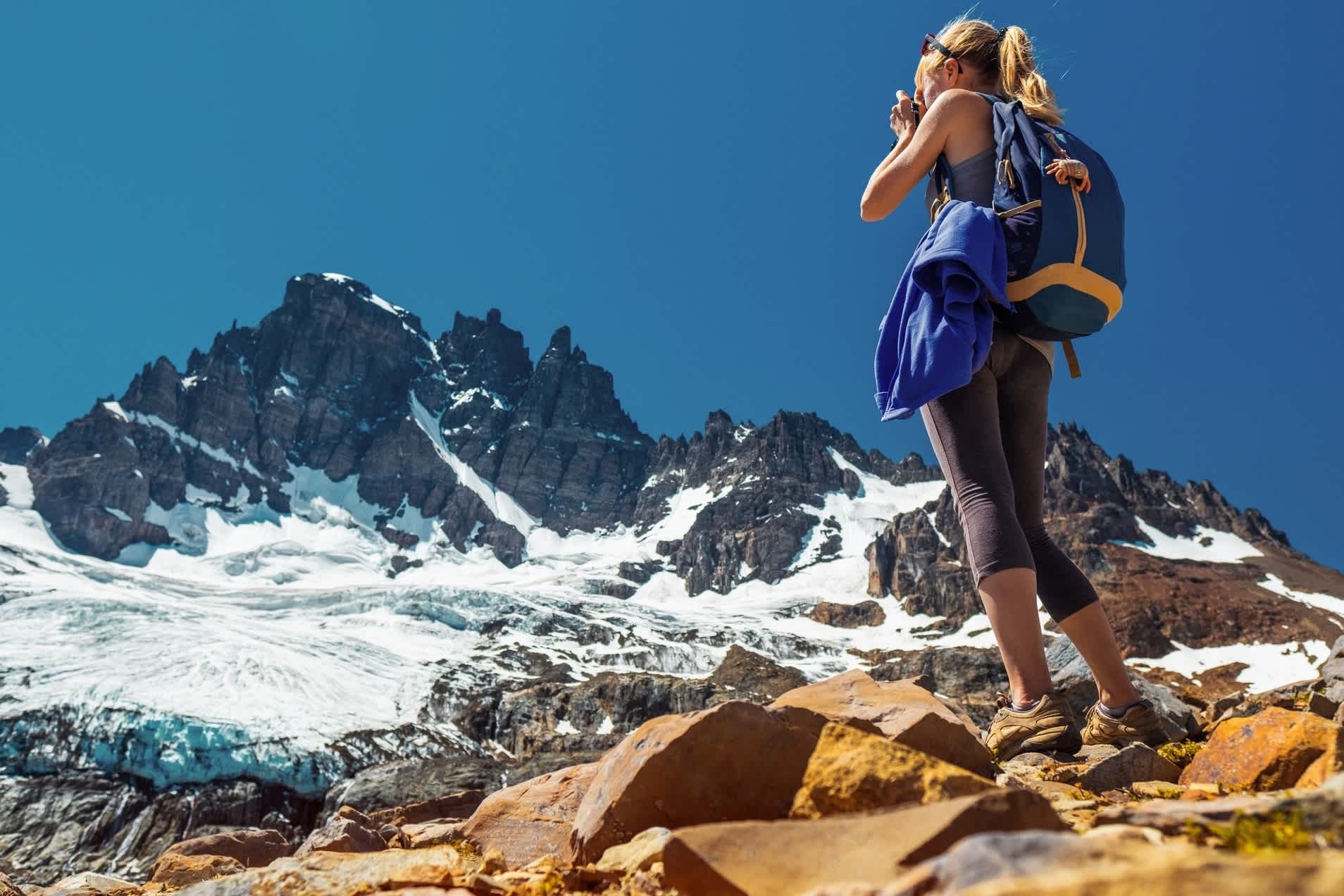 Ein Wanderer macht ein Foto vom Berg Cerro Castillo in Chile.