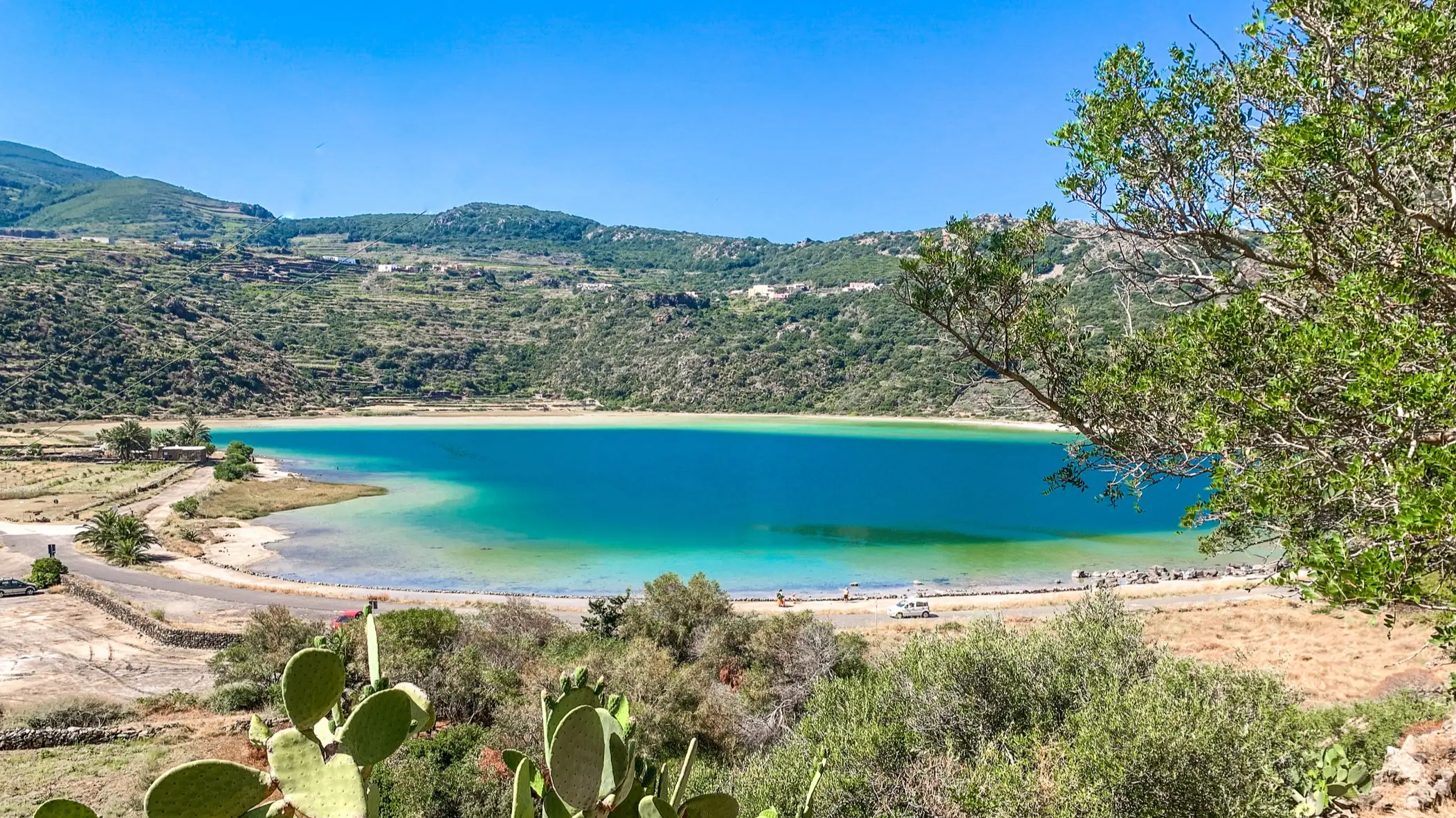 Italien, Pantelleria Binnensee in trockener mediterraner Landschaft