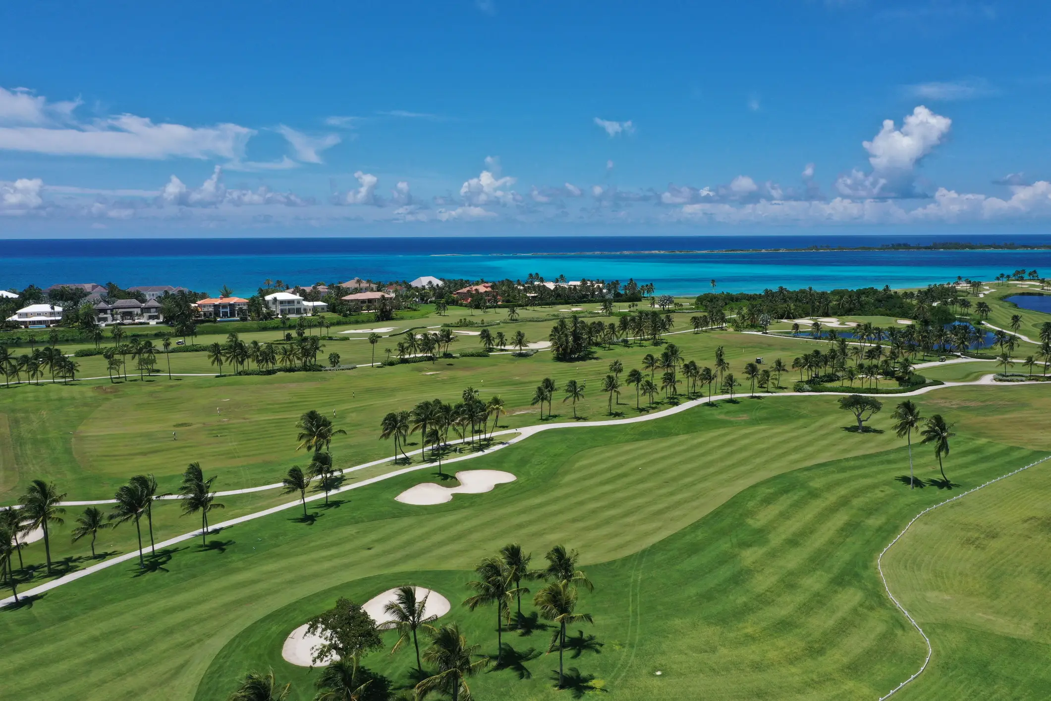 Bahamas, Golf Bahamas Golfplatz mit Meer im Hintergrund.