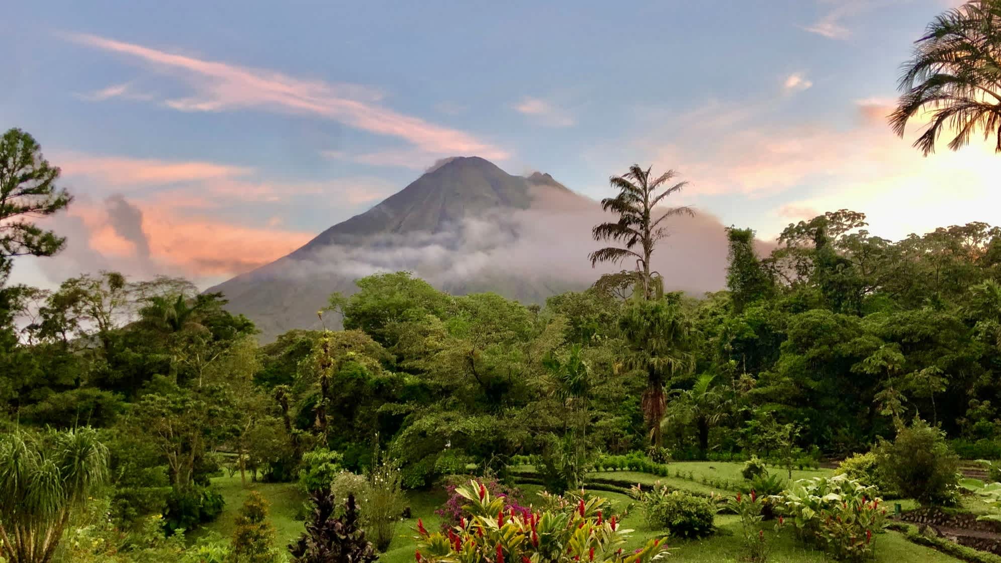 Panorama mit dem Arenal-Vulkan in der Dämmerung, Costa Rica. 