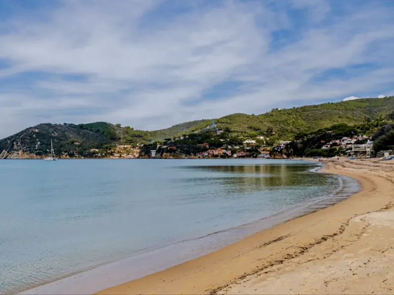 Biodola, Italien Toskana Der Biodola Strand in der Toskana ist bekannt für sein kristallklares Wasser, die sanften Wellen und die umgebende Natur, die einen entspannten Rückzugsort bietet