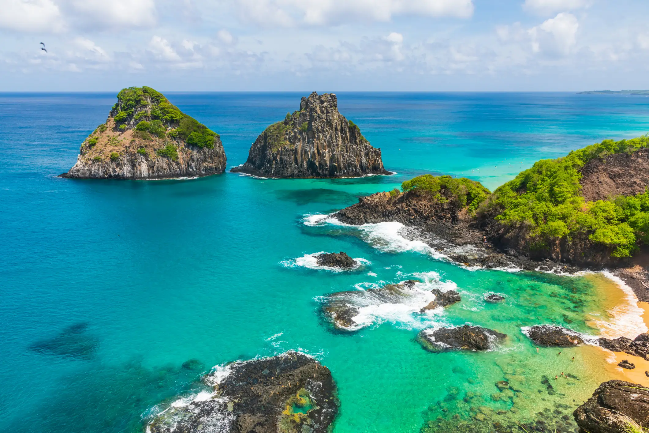 Brasilien, Fernando de Noronha, Blick auf Morro dos Dois Irmãos und Baia dos Schweine in Fernando de Noronha, Brasilien.