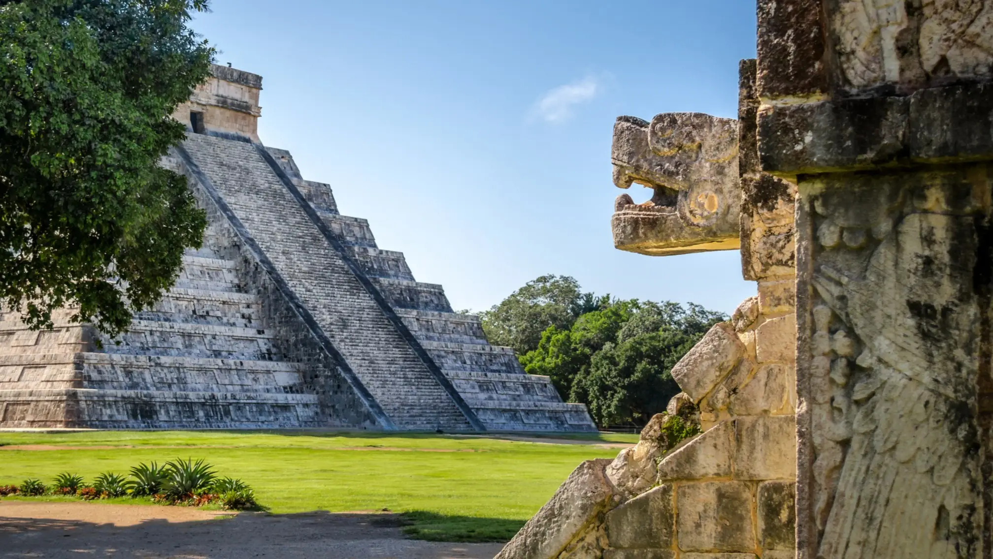 Mexique, Chichén Itzá Tête de jaguar et pyramide du temple maya de Kukulcán - Chichen Itza, Yucatan, Mexique